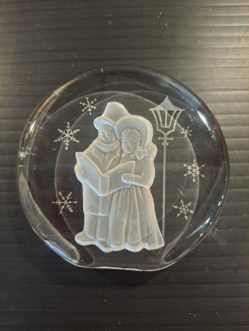 Danbury Mint Art Glass Paperweight Christmas 1984 Carolers Post